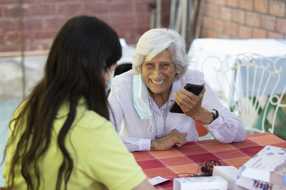 Crean inédito curso que formará a monitores digitales para la integración de personas mayores a nuevas tecnologías